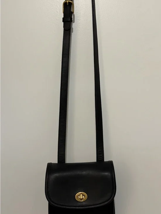 Vintage Coach Small Sidepack (#9978) Black Leather Handbag with Brass Turnlock - Picture 10 of 13